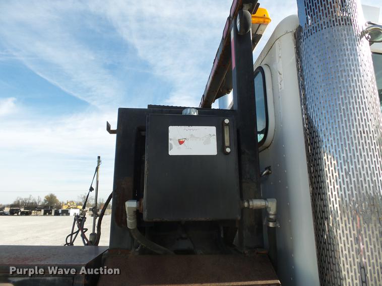 image for item DA2434 2009 Peterbilt 388 semi truck