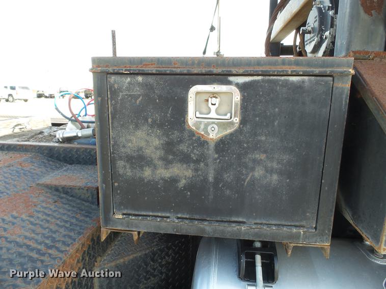 image for item DA2434 2009 Peterbilt 388 semi truck