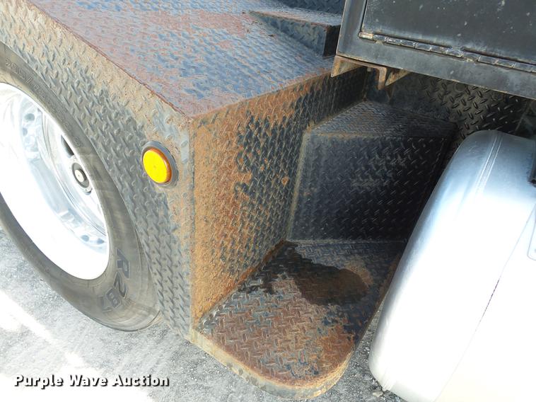 image for item DA2434 2009 Peterbilt 388 semi truck