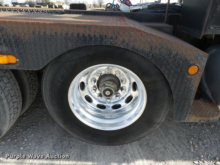 image for item DA2434 2009 Peterbilt 388 semi truck