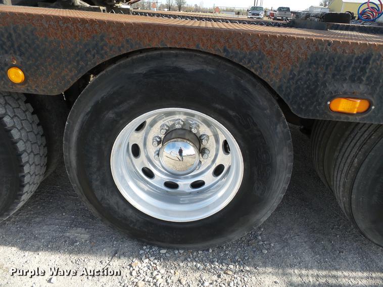 image for item DA2434 2009 Peterbilt 388 semi truck