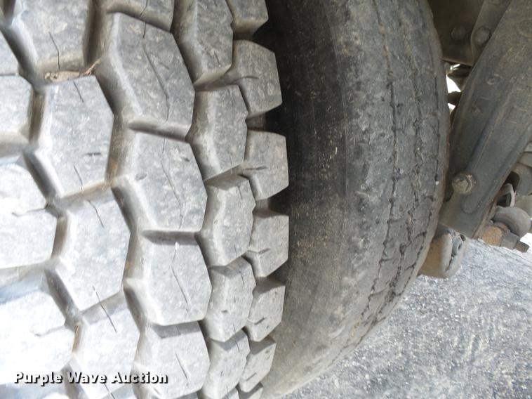 image for item DA2434 2009 Peterbilt 388 semi truck