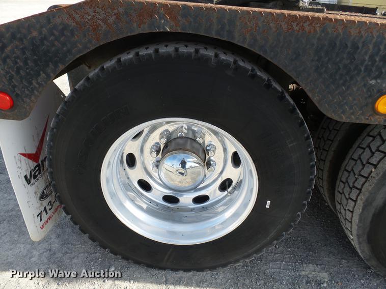 image for item DA2434 2009 Peterbilt 388 semi truck