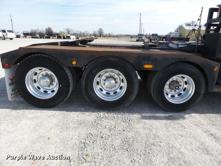 image for item DA2434 2009 Peterbilt 388 semi truck