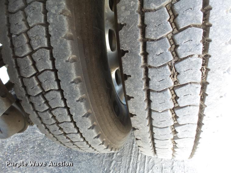 image for item DA2434 2009 Peterbilt 388 semi truck