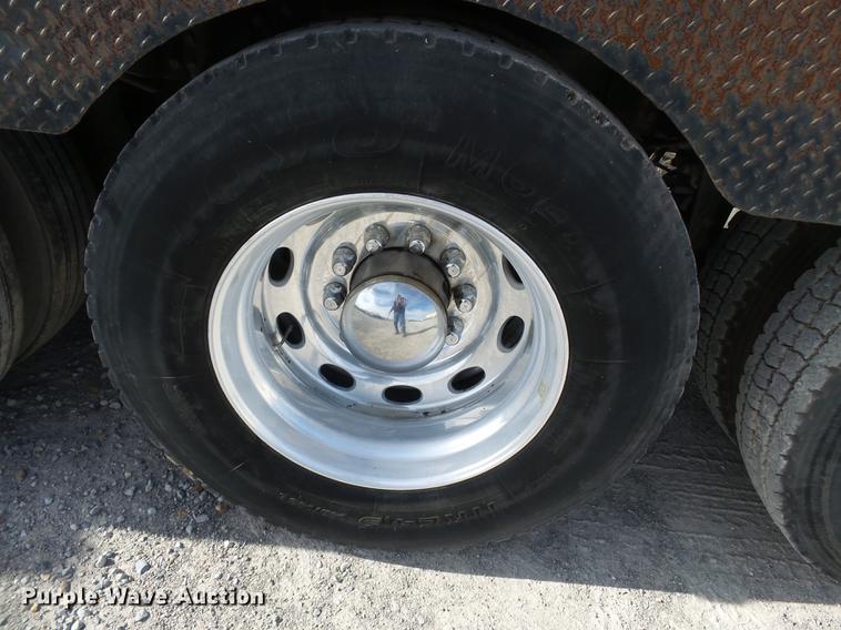 image for item DA2434 2009 Peterbilt 388 semi truck