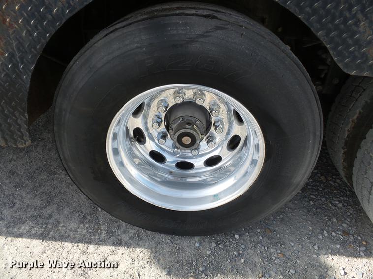 image for item DA2434 2009 Peterbilt 388 semi truck