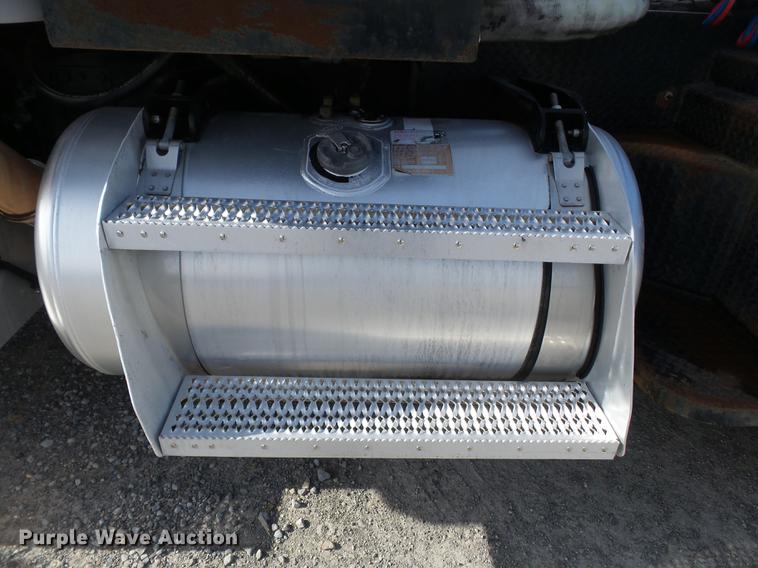 image for item DA2434 2009 Peterbilt 388 semi truck