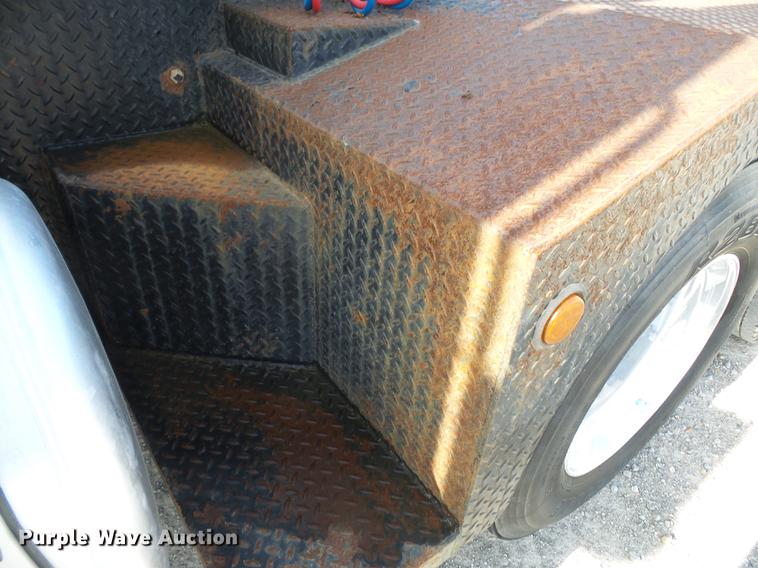 image for item DA2434 2009 Peterbilt 388 semi truck