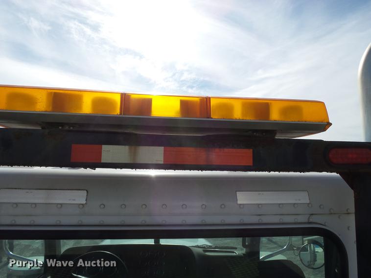 image for item DA2434 2009 Peterbilt 388 semi truck