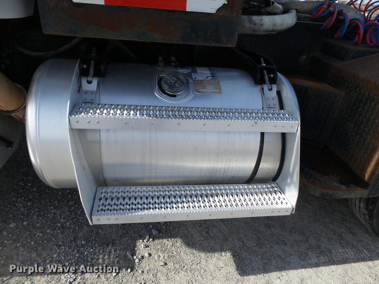 image for item DA2434 2009 Peterbilt 388 semi truck