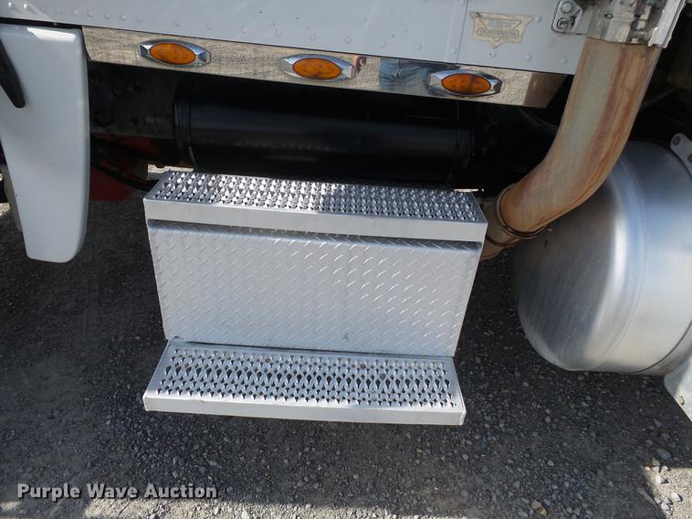 image for item DA2434 2009 Peterbilt 388 semi truck