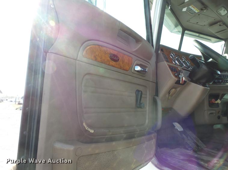 image for item DA2434 2009 Peterbilt 388 semi truck