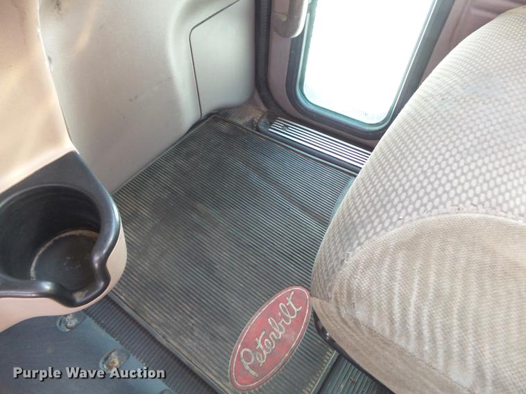 image for item DA2434 2009 Peterbilt 388 semi truck