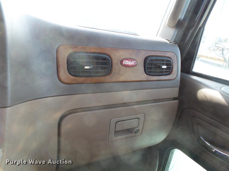 image for item DA2434 2009 Peterbilt 388 semi truck