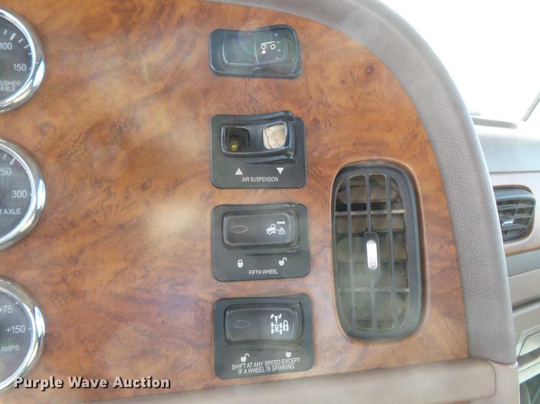 image for item DA2434 2009 Peterbilt 388 semi truck