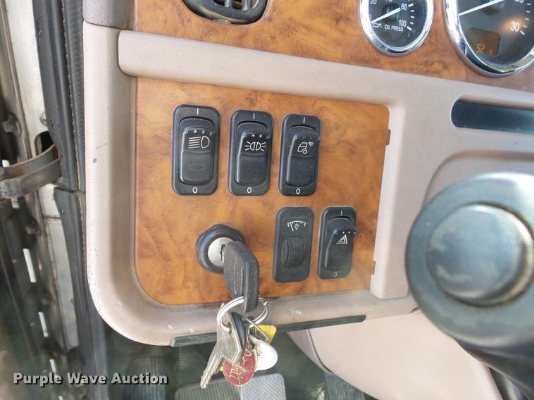 image for item DA2434 2009 Peterbilt 388 semi truck