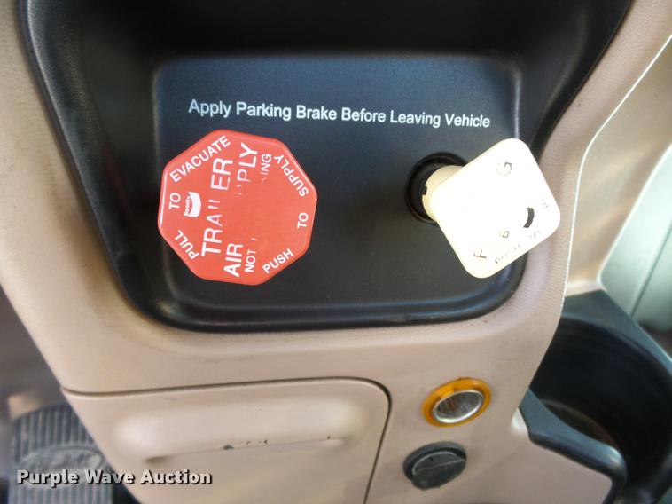 image for item DA2434 2009 Peterbilt 388 semi truck