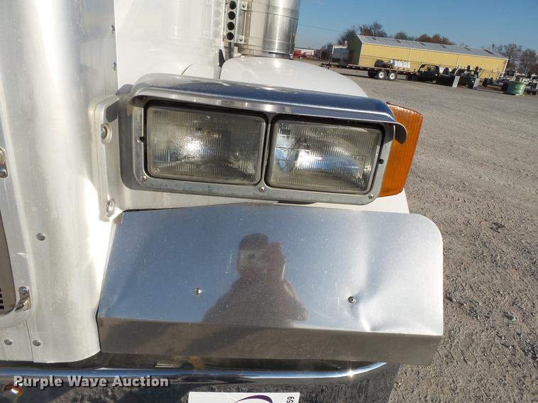 image for item DA2459 2005 Peterbilt 379 semi truck