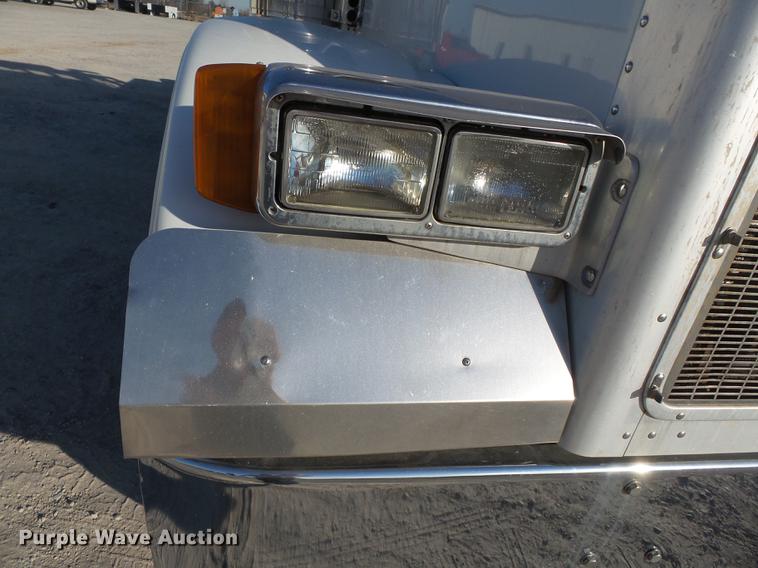 image for item DA2459 2005 Peterbilt 379 semi truck