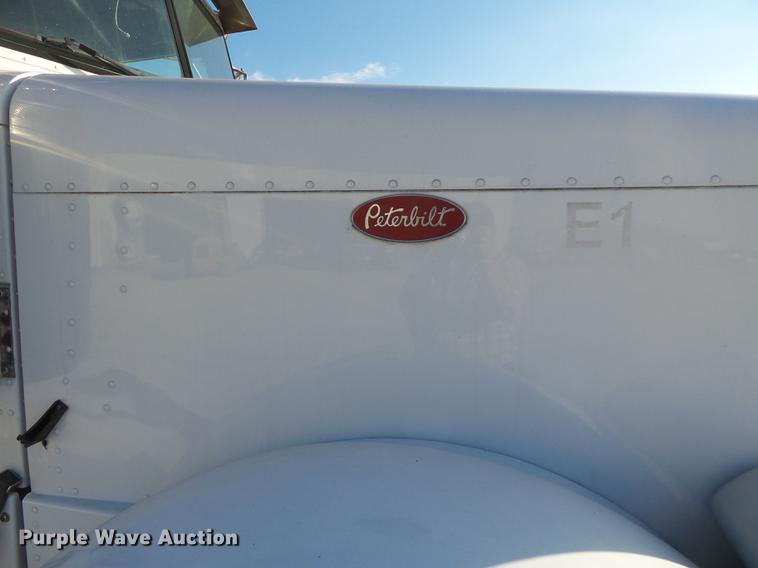 image for item DA2459 2005 Peterbilt 379 semi truck