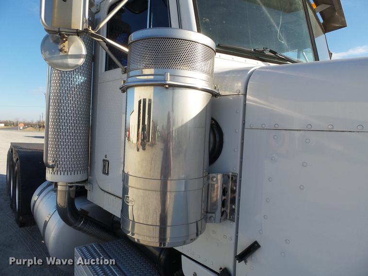 image for item DA2459 2005 Peterbilt 379 semi truck