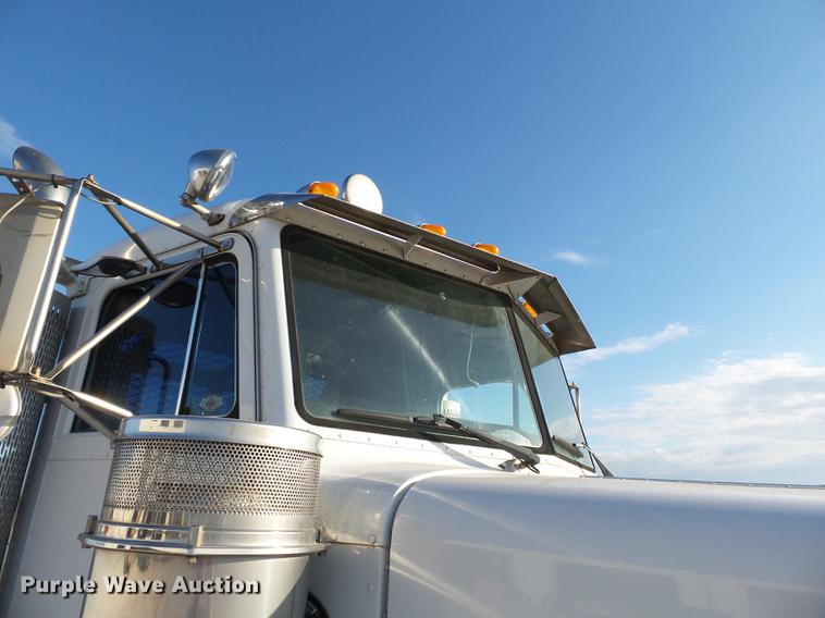image for item DA2459 2005 Peterbilt 379 semi truck