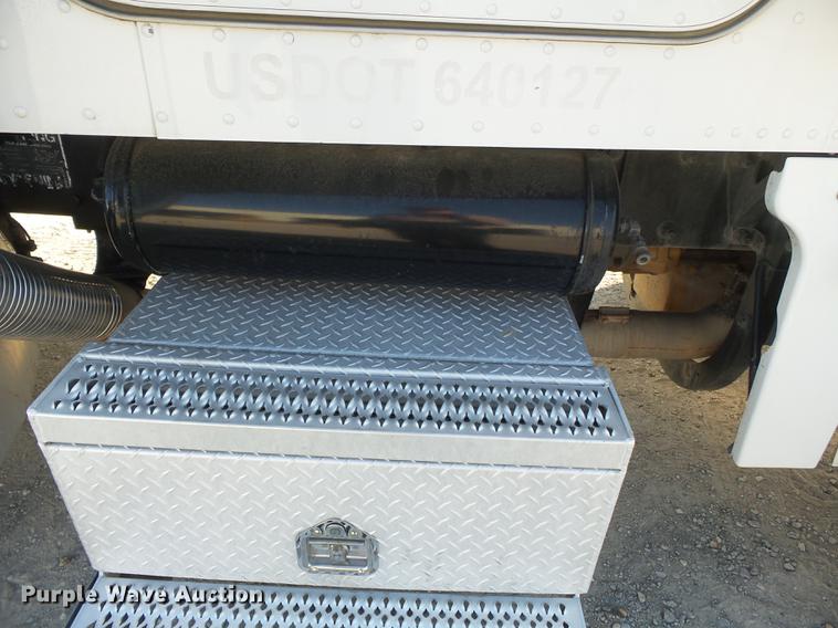 image for item DA2459 2005 Peterbilt 379 semi truck