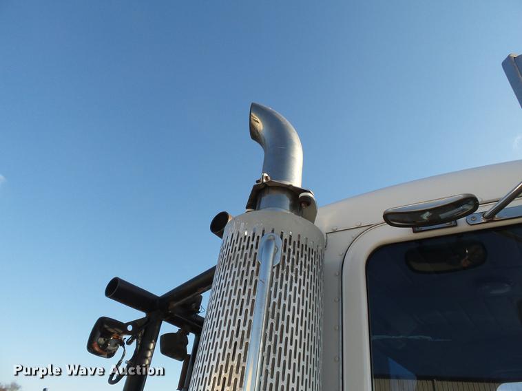 image for item DA2459 2005 Peterbilt 379 semi truck