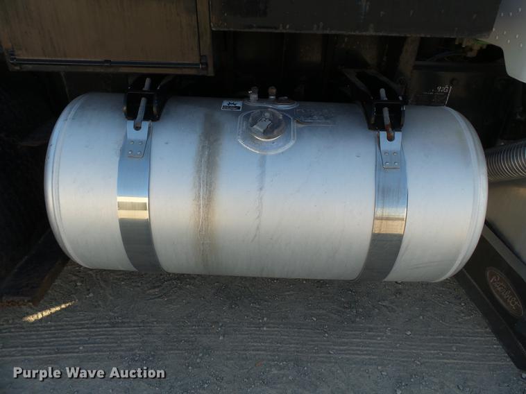 image for item DA2459 2005 Peterbilt 379 semi truck