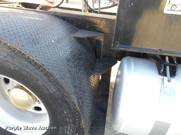 image for item DA2459 2005 Peterbilt 379 semi truck