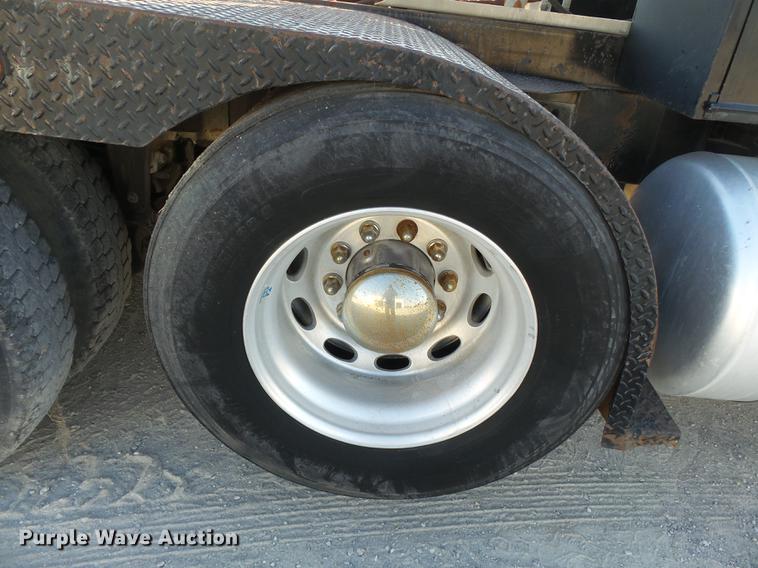 image for item DA2459 2005 Peterbilt 379 semi truck