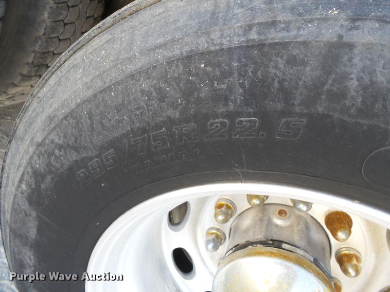 image for item DA2459 2005 Peterbilt 379 semi truck