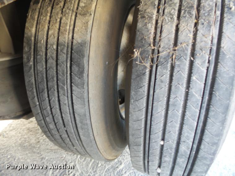 image for item DA2459 2005 Peterbilt 379 semi truck