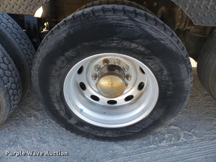 image for item DA2459 2005 Peterbilt 379 semi truck