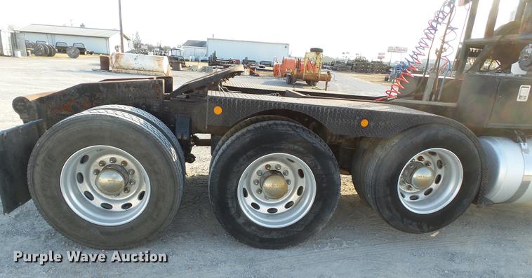 image for item DA2459 2005 Peterbilt 379 semi truck