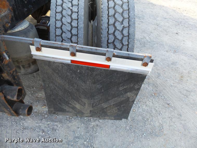 image for item DA2459 2005 Peterbilt 379 semi truck