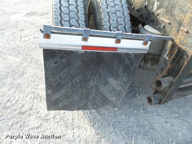 image for item DA2459 2005 Peterbilt 379 semi truck