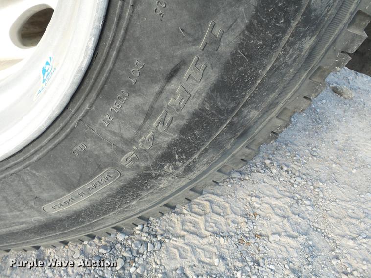 image for item DA2459 2005 Peterbilt 379 semi truck