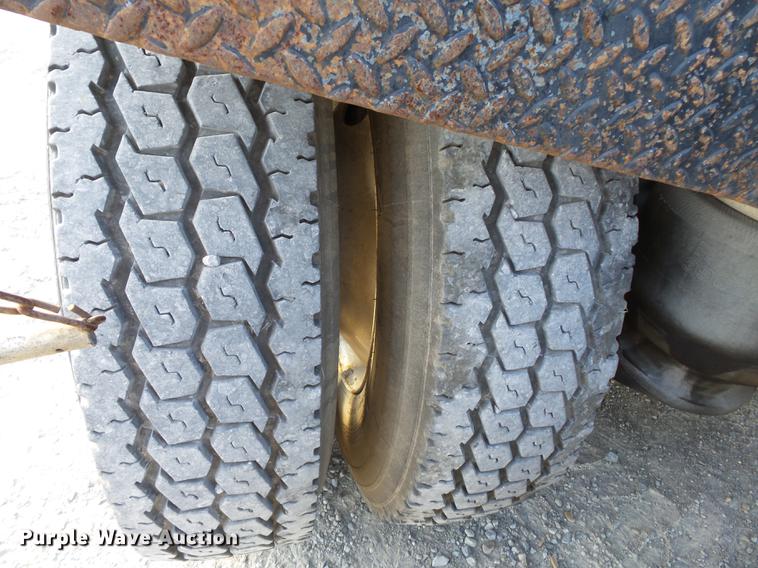 image for item DA2459 2005 Peterbilt 379 semi truck