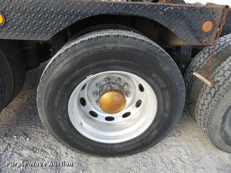 image for item DA2459 2005 Peterbilt 379 semi truck