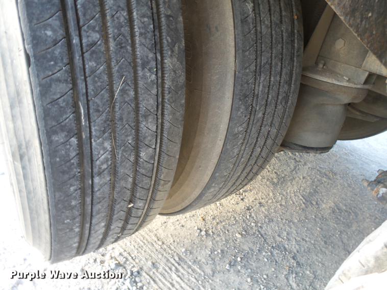 image for item DA2459 2005 Peterbilt 379 semi truck