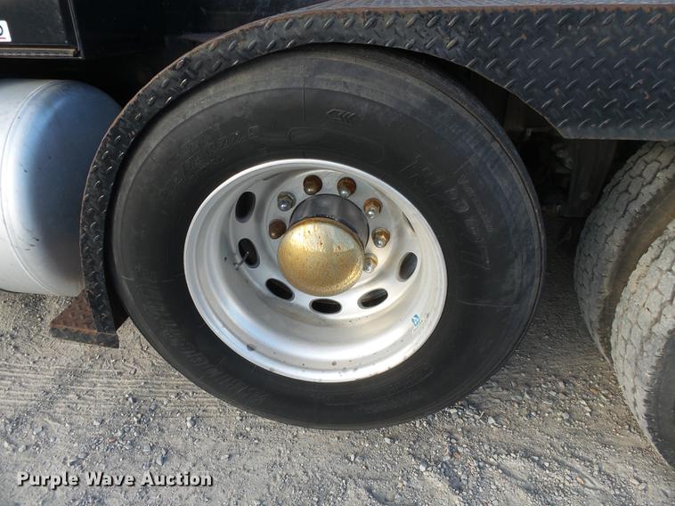 image for item DA2459 2005 Peterbilt 379 semi truck