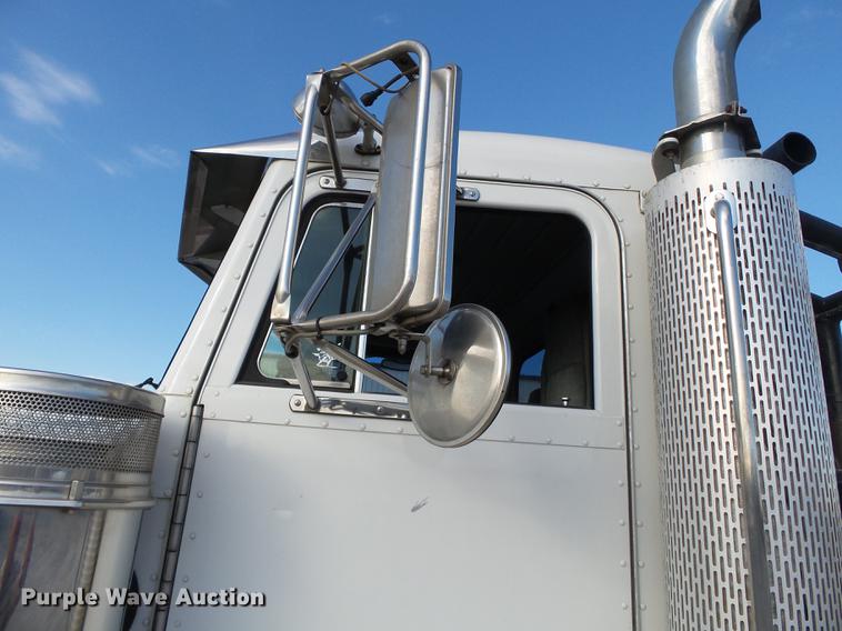 image for item DA2459 2005 Peterbilt 379 semi truck
