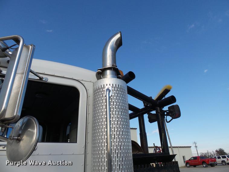 image for item DA2459 2005 Peterbilt 379 semi truck