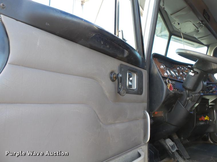 image for item DA2459 2005 Peterbilt 379 semi truck