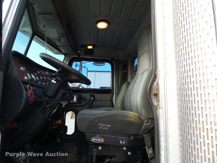 image for item DA2459 2005 Peterbilt 379 semi truck