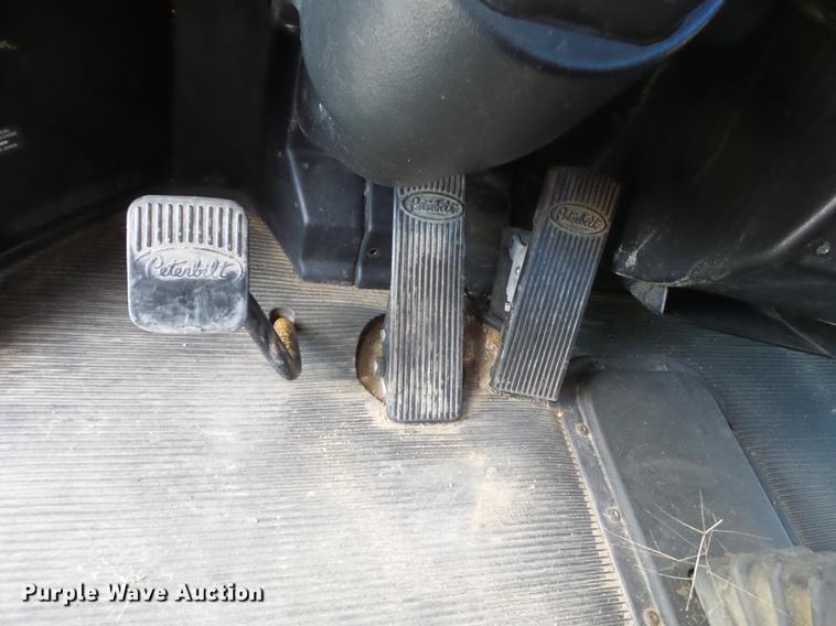 image for item DA2459 2005 Peterbilt 379 semi truck