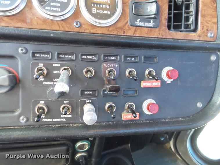 image for item DA2459 2005 Peterbilt 379 semi truck