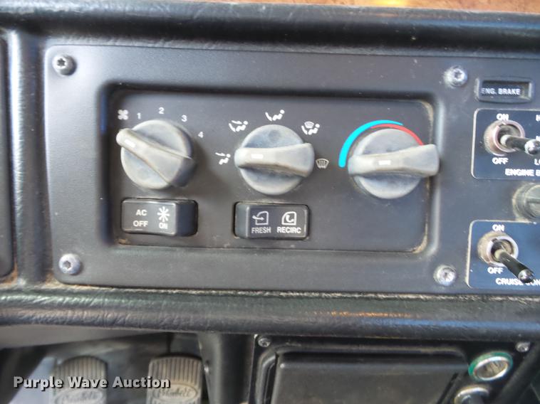 image for item DA2459 2005 Peterbilt 379 semi truck